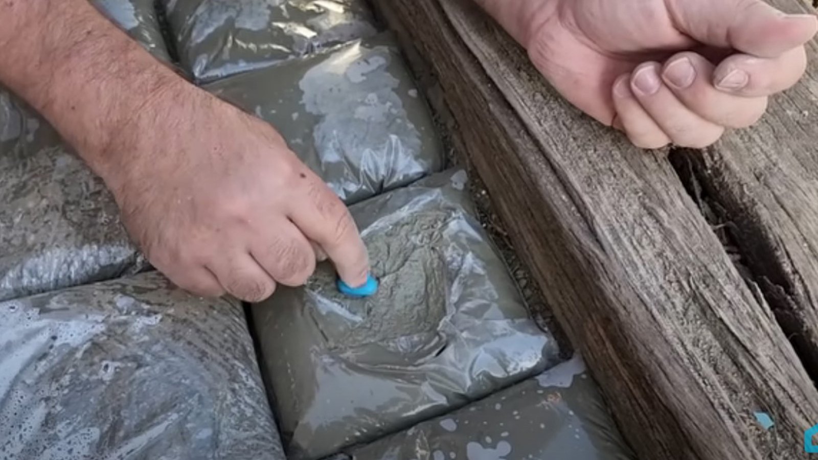 Il a utilisé des sacs Ziploc remplis de béton pour faire un truc génial sur son terrain