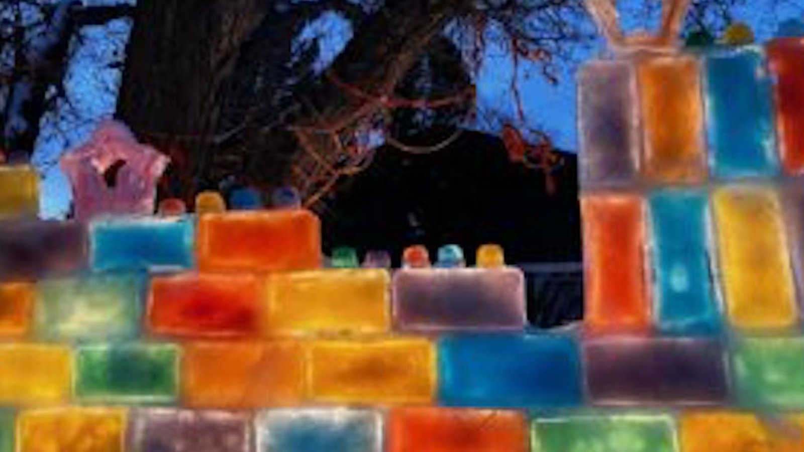 Une femme a construit un mur de glace coloré devant sa maison et c’est super joyeux!