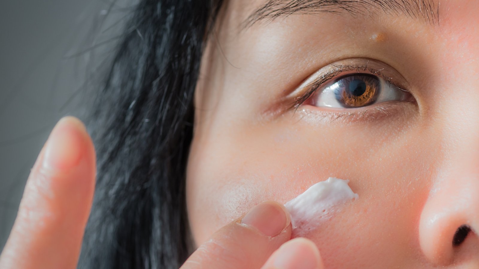 La recette facile de crème contour des yeux pour lutter contre les rides et les cernes