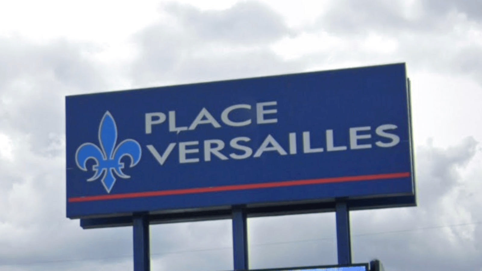 La Place Versailles « brûle » la neige dans son stationnement et ça fait réagir