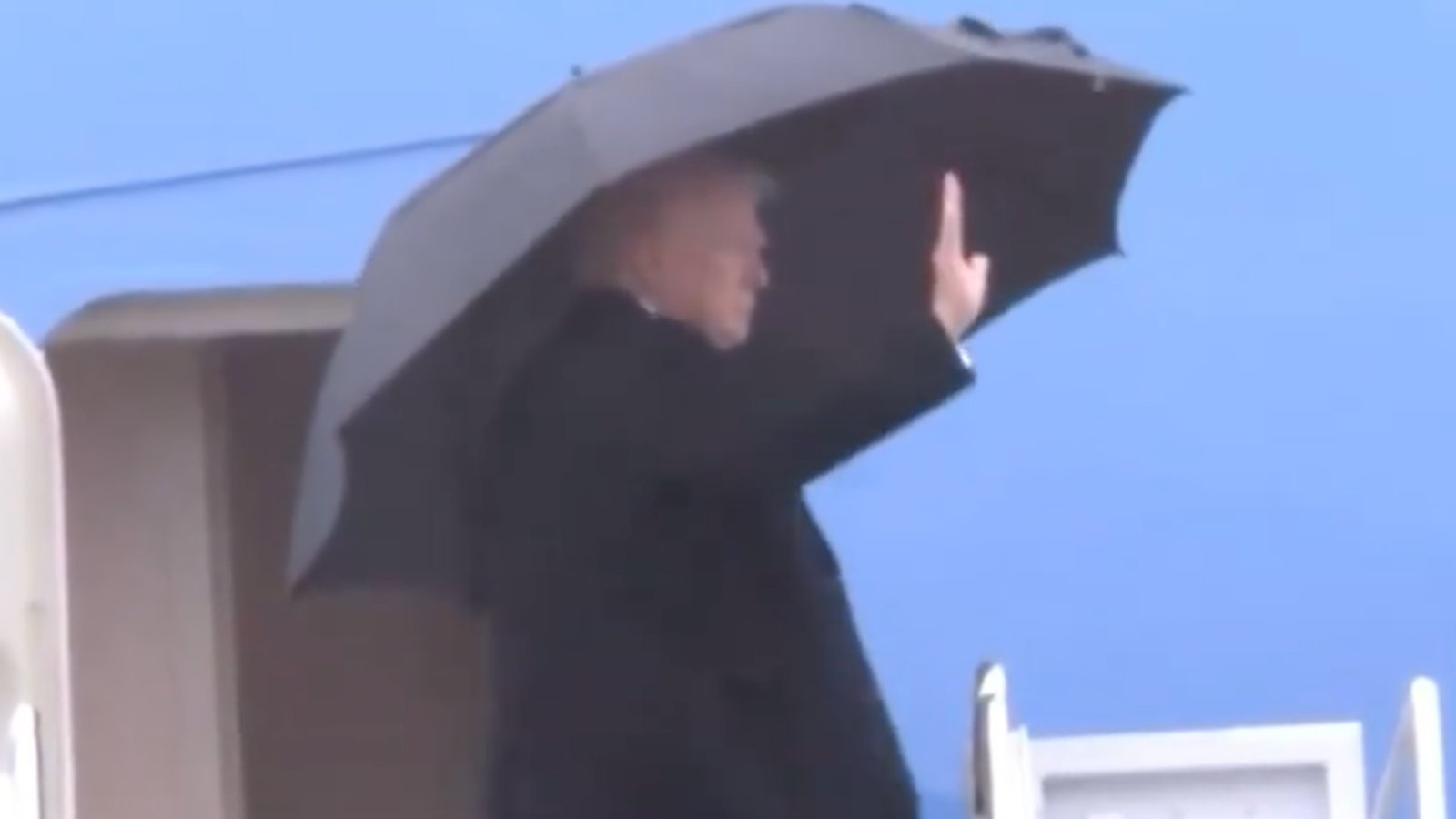 Moment embarrassant pour Donald Trump avant d'embarquer dans Air Force One 