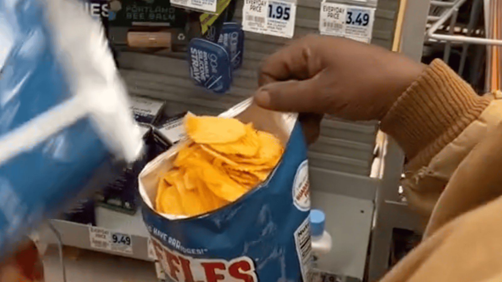 Un homme fusionne deux sacs de chips avant de passer à la caisse car il ne veut pas payer de l'air.