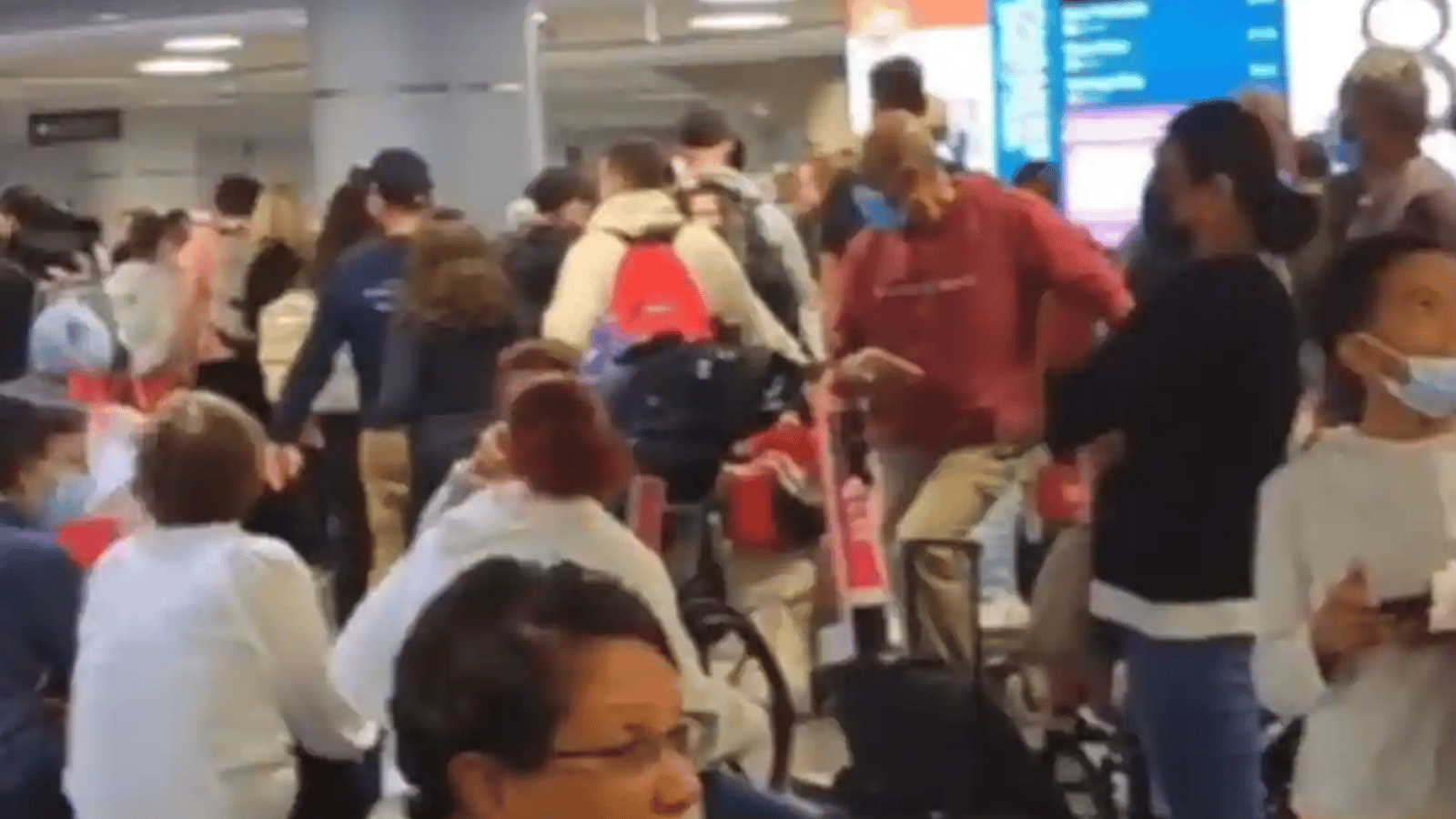 Des passagers écoeurés d'attendre crient « f**k you Sunwing » à l'aéroport