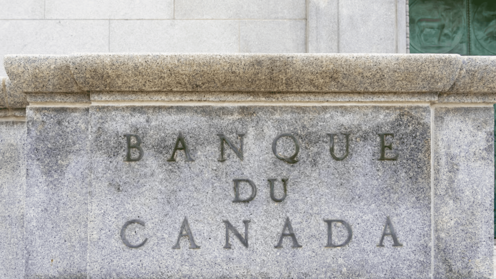 Le gouverneur de la Banque du Canada indique que d'autres baisses du taux directeur sont à venir.