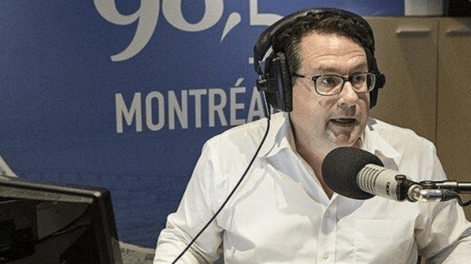 Bernard Drainville pète sa coche en direct contre les délais interminables pour renouveler son passeport