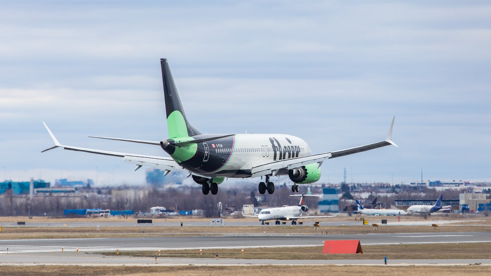 La compagnie aérienne qui offrait les vols les moins chers se retire de Montréal et Québec