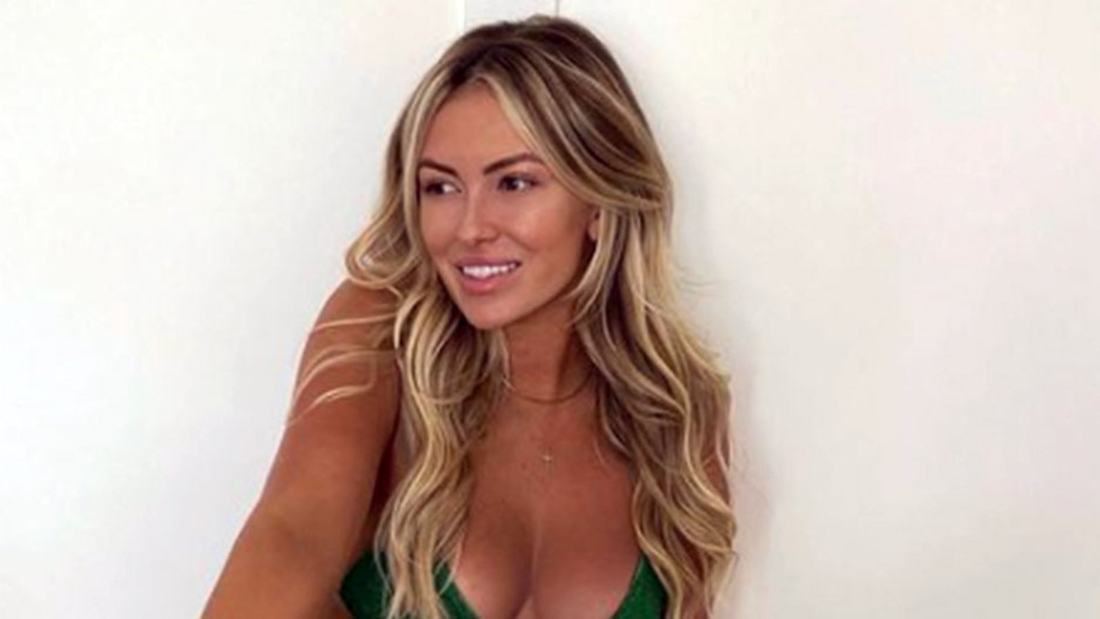 Paulina Gretzky bares it all again, releases new bikini pic on social media