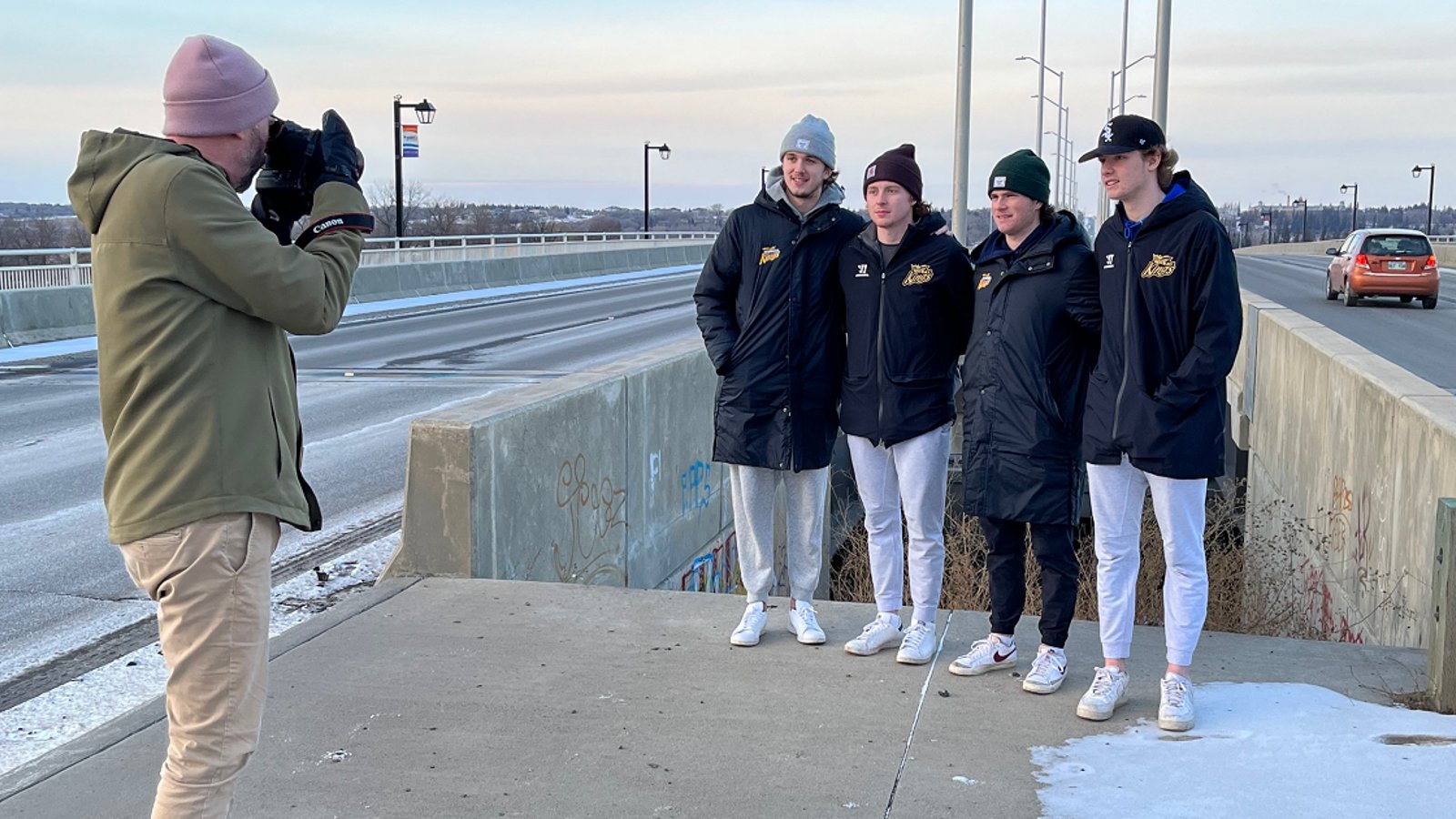 4 hockey players save distressed man from death.