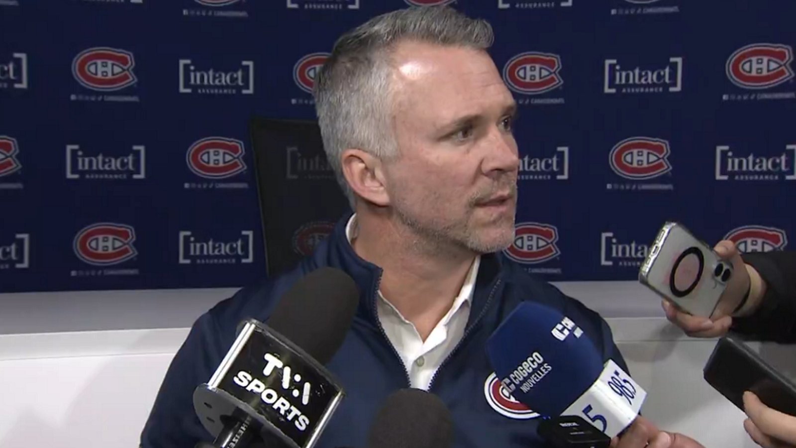 Martin St. Louis snaps at reporter's question and storms out.