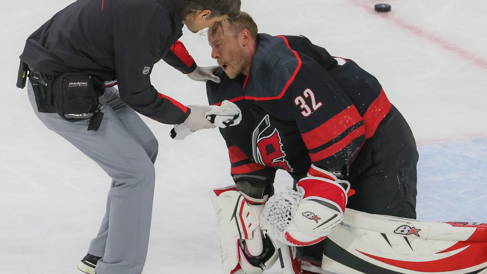 Hurricanes choose starting goalie after change in Antti Raanta’s status