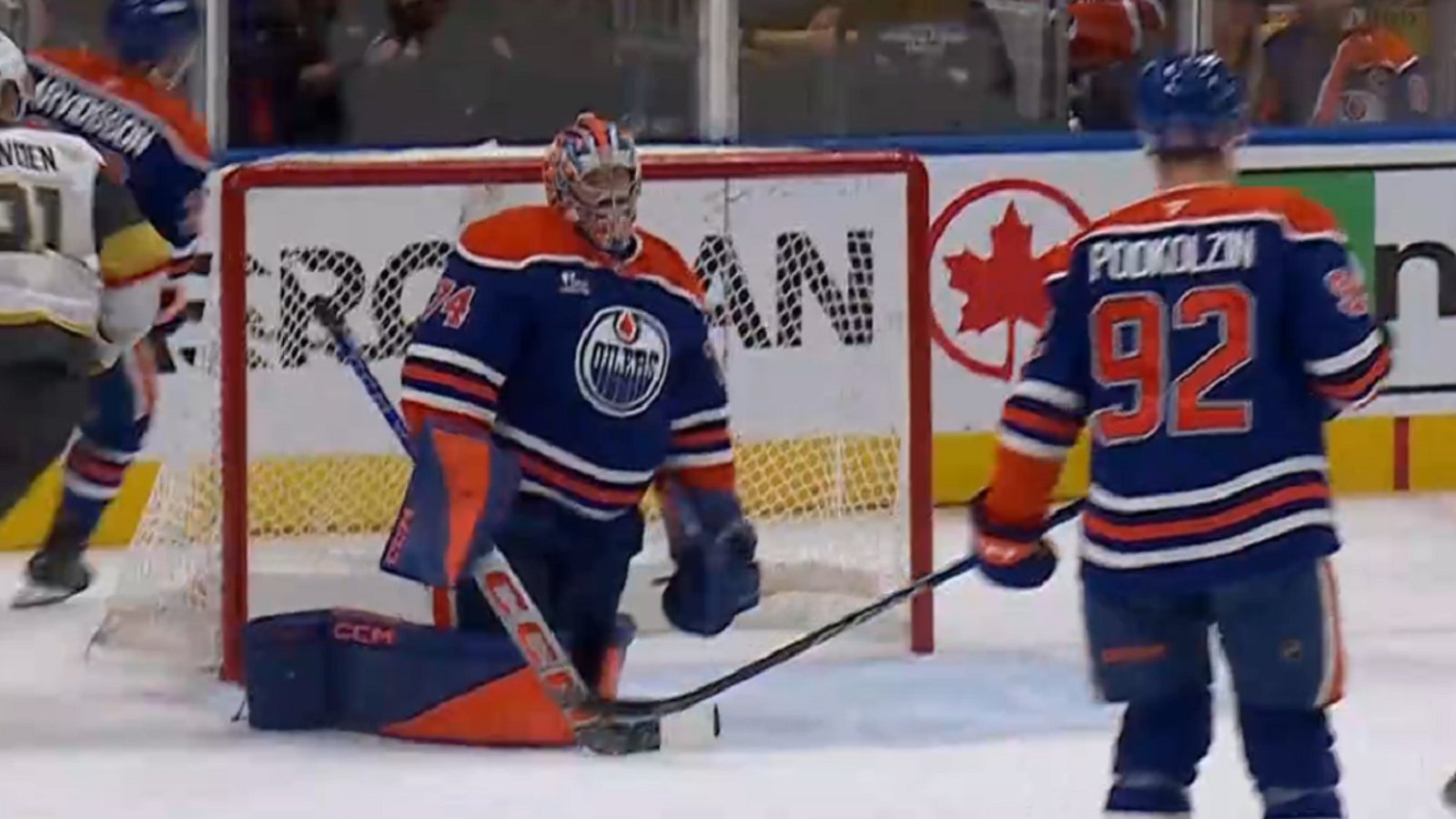 Stuart Skinner gives up 2 goals in 54 seconds in Game 3.