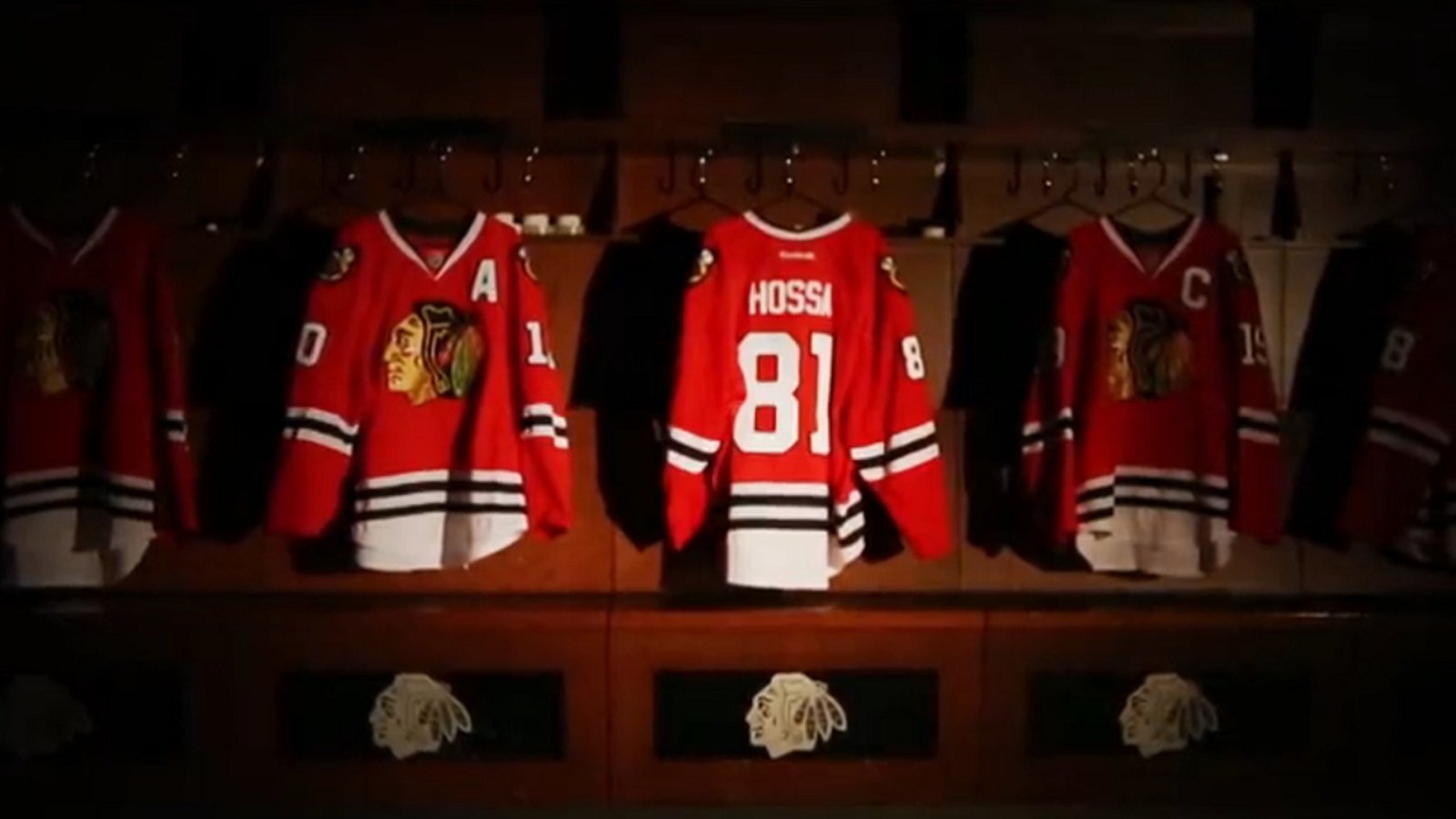 Blackhawks retire Marian Hossa's #81.