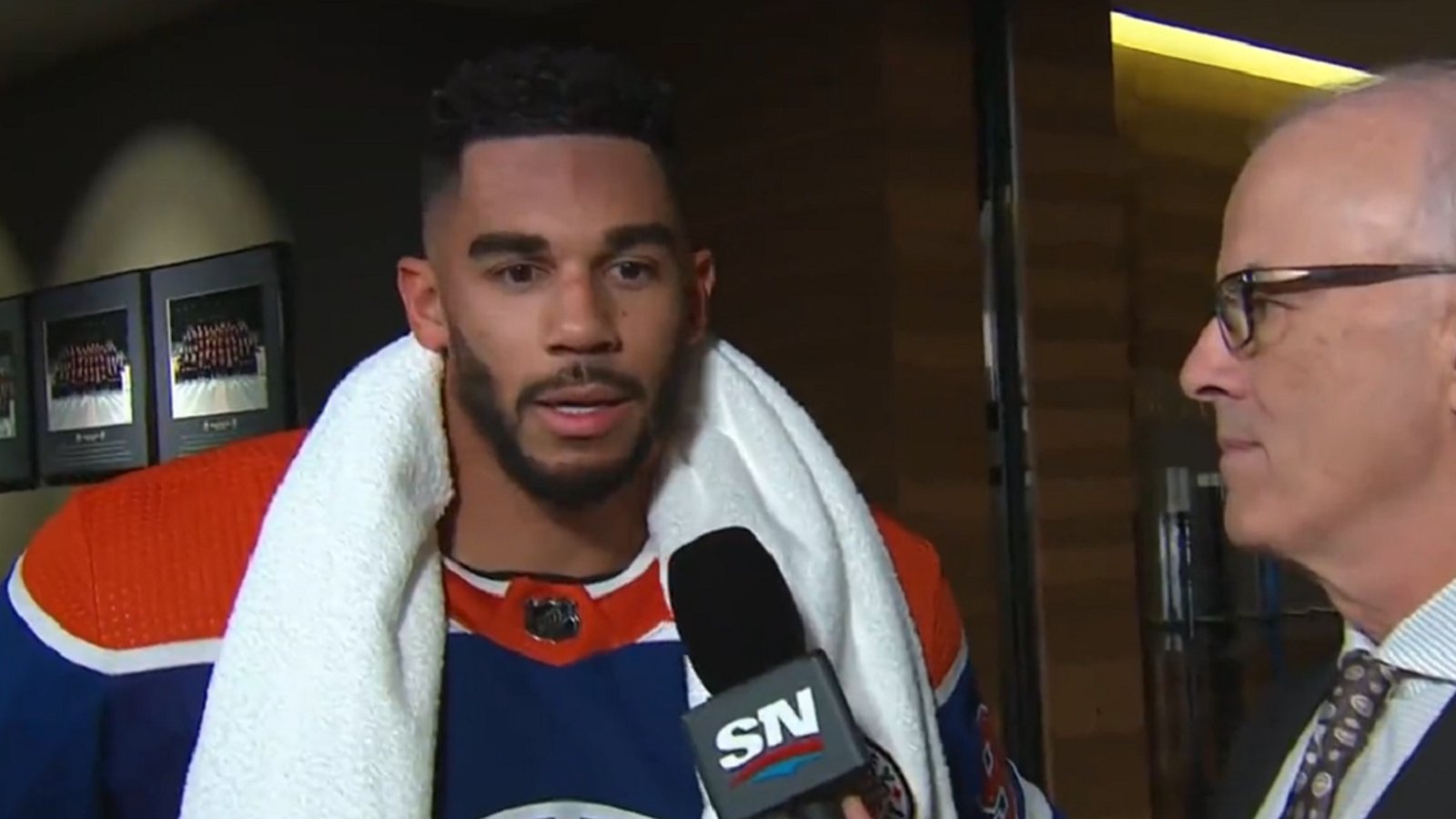 Evander Kane publicly calls out Jay Woodcroft during the game.