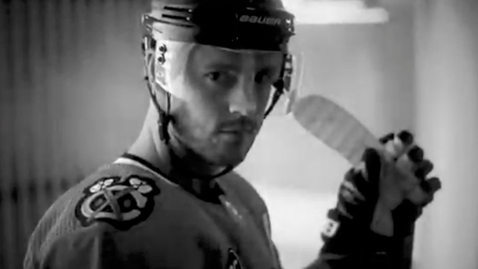Blackhawks captain Jonathan Toews welcomes fans back with special pre-game video message 