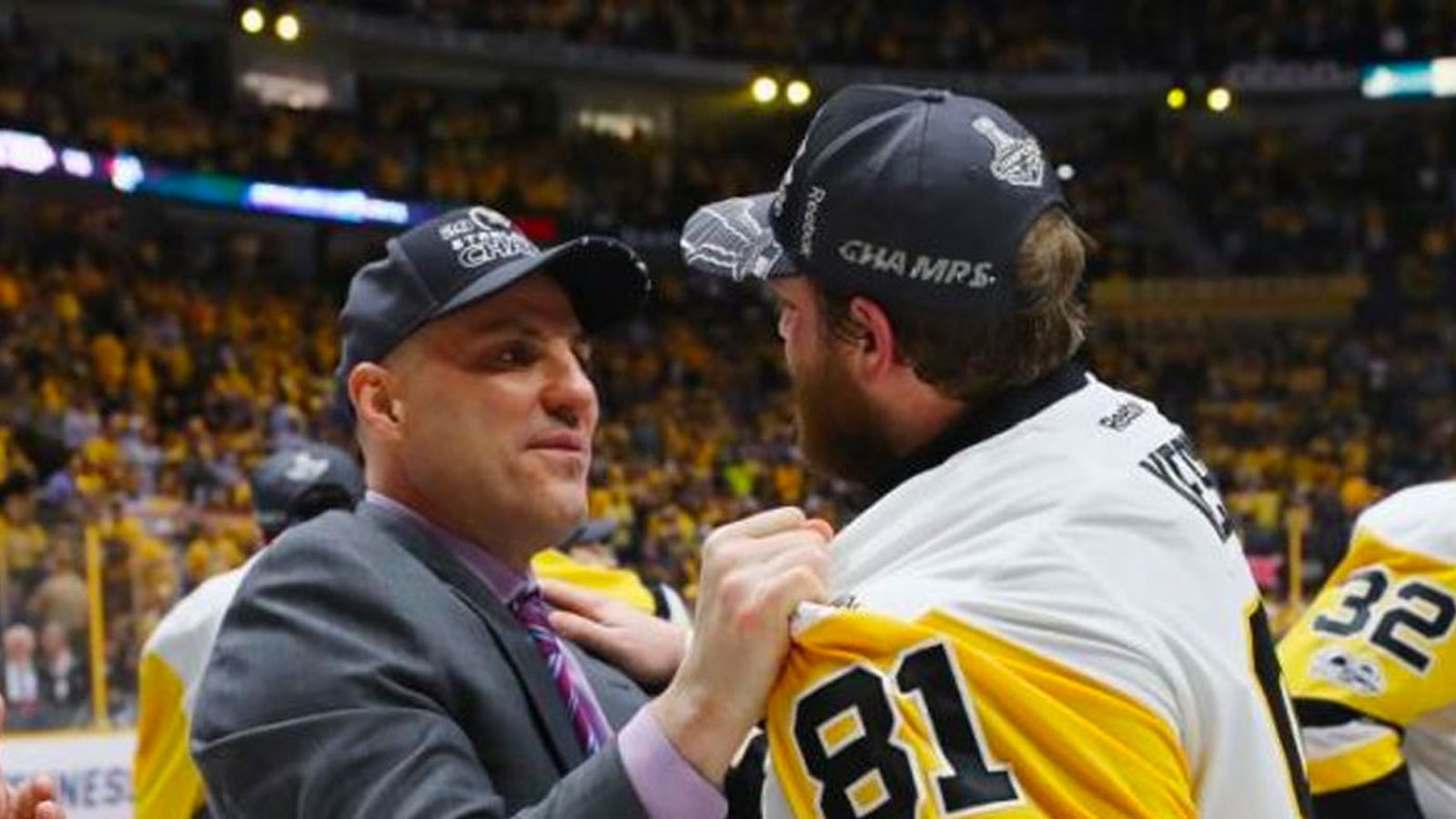 Rumor: Canucks are “poking around” free agent Phil Kessel