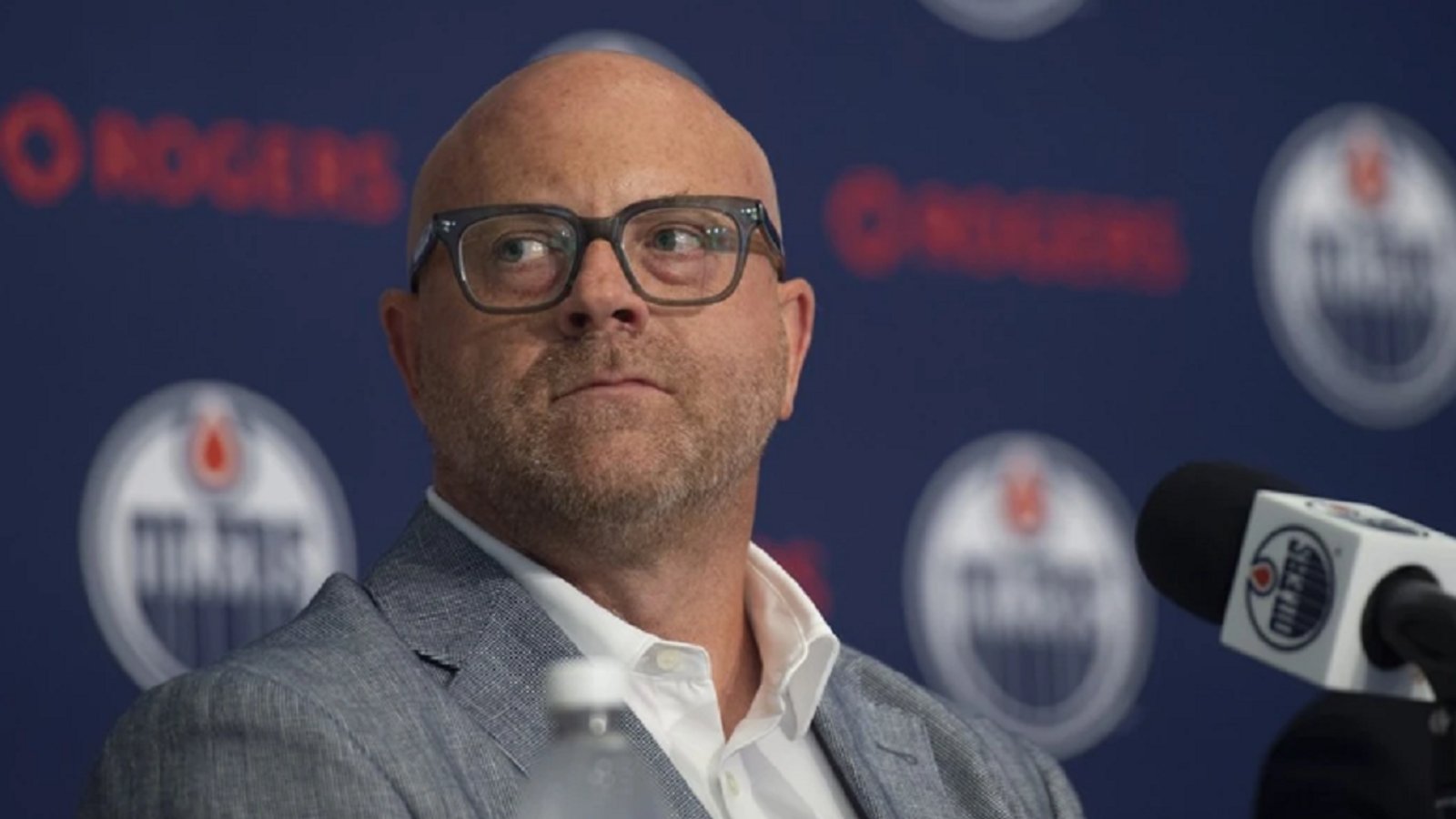 Stan Bowman slammed by former Oiler for mismanaging the team.