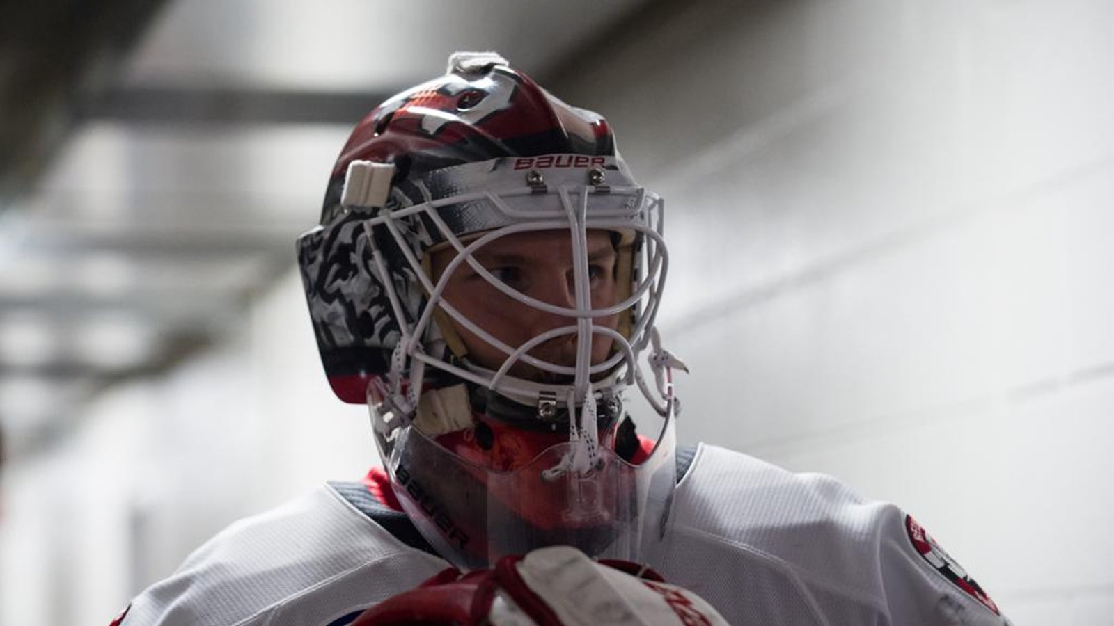Gustavsson arrives late in Boston to replace Forsberg but his equipment does not make it in time!