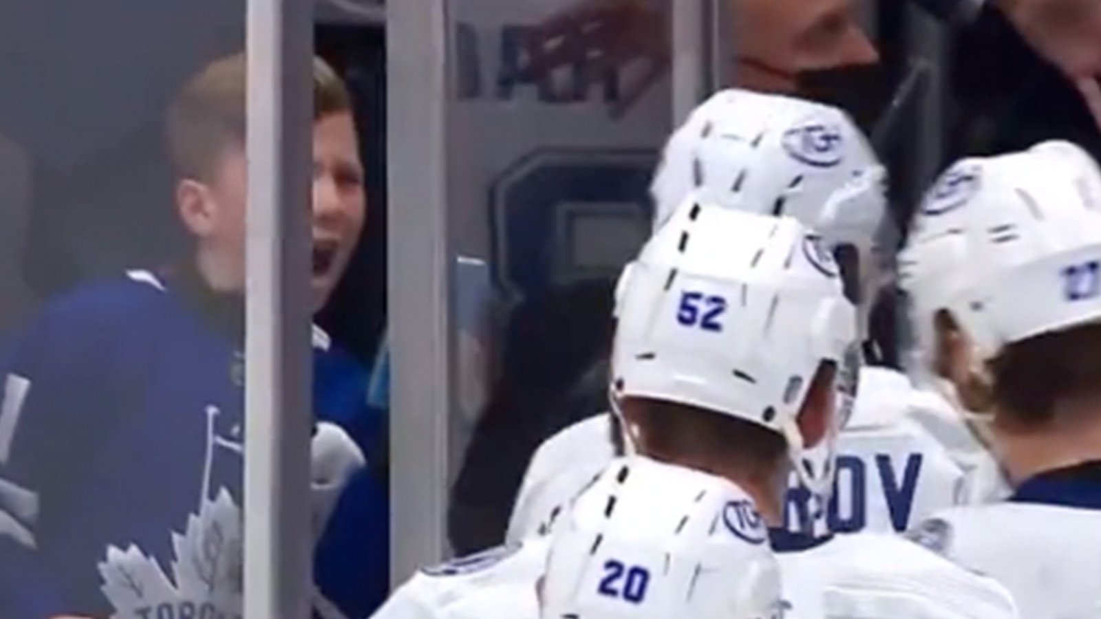 Young Leafs fan mercilessly chirps Lightning players following blowout loss
