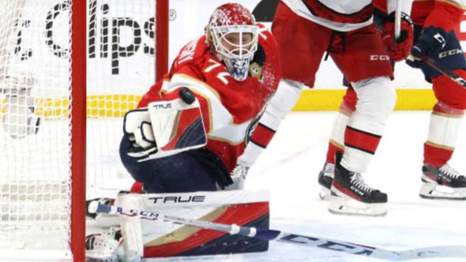 Bobrovsky does it again! Panthers win Game 3!