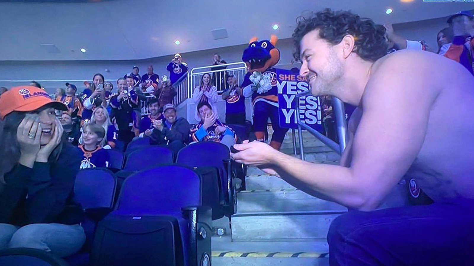Mortified girl rejects shirtless boyfriend's marriage proposal during Islanders game