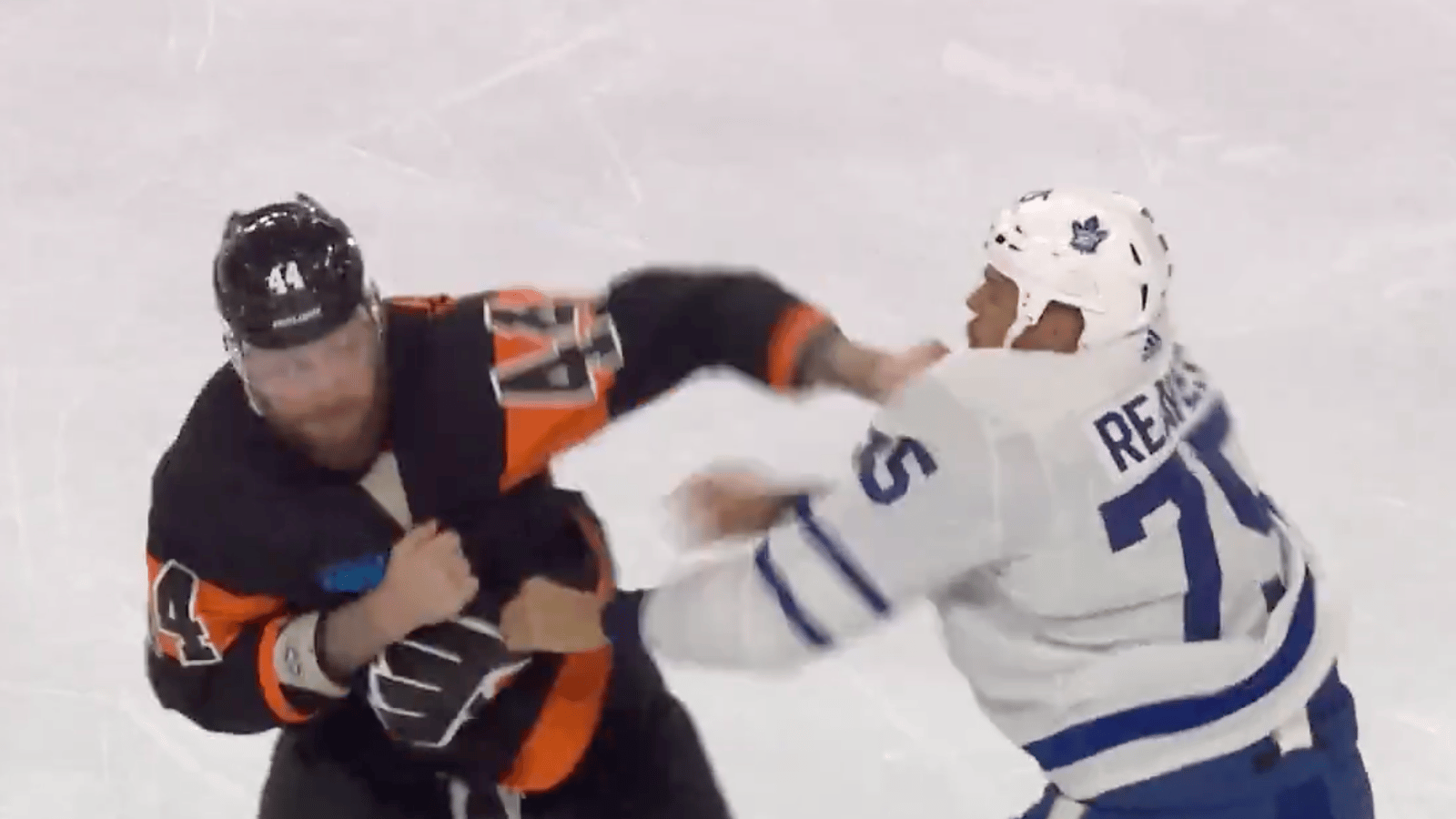Nic Deslauriers KO's Ryan Reaves in heavyweight bout! 