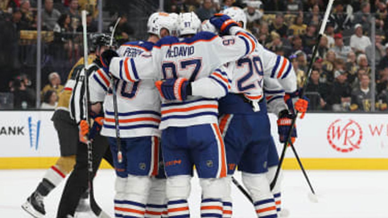 Draisaitl and McDavid hook up for a crazy goal to tie the game in the 3rd period!