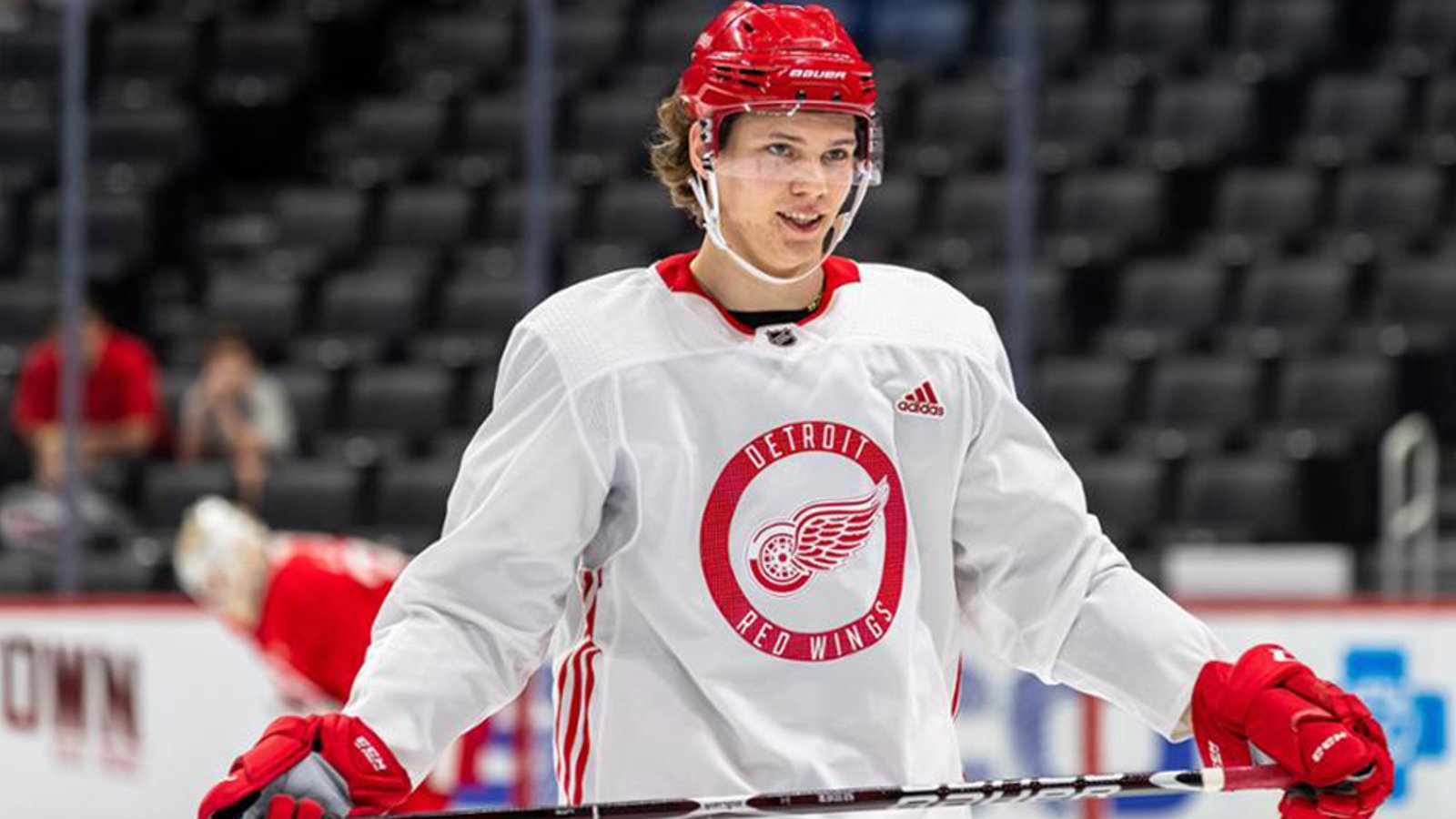 Moritz Seider and a kind fan help make two youngster's day (VIDEO)