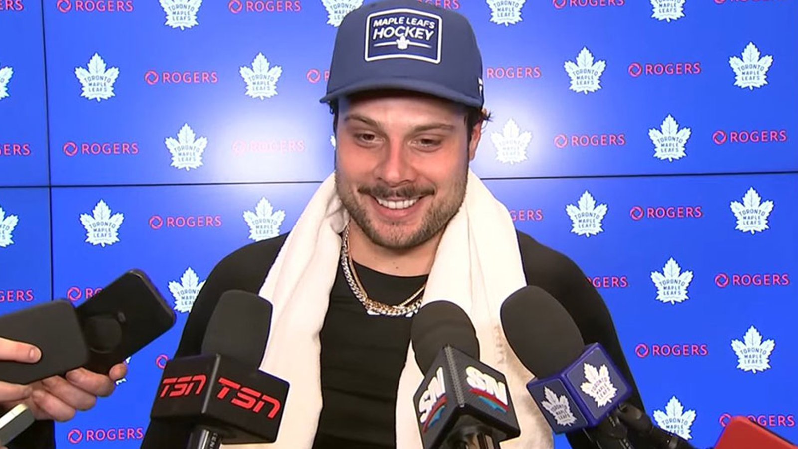 Steve Simmons and Auston Matthews go after each other following Leafs' 6-5 win