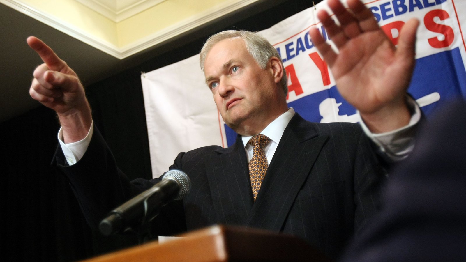 NHLPA director Donald Fehr on hot seat amidst Blackhawks’ investigation!
