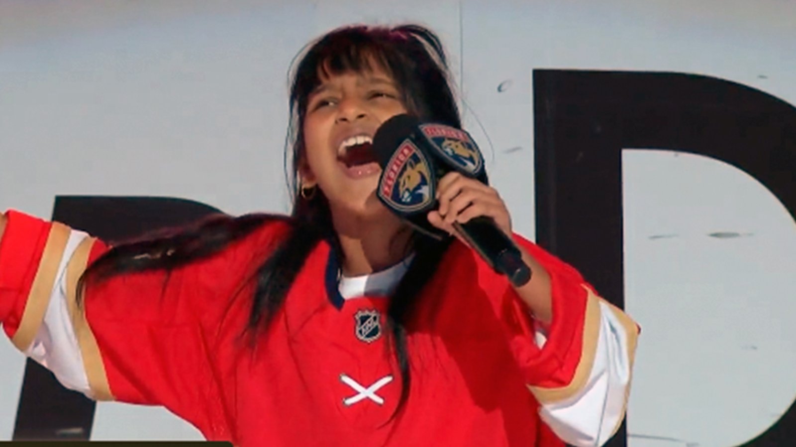 7 year old anthem singer Pranysqa Mishra absolutely crushes!