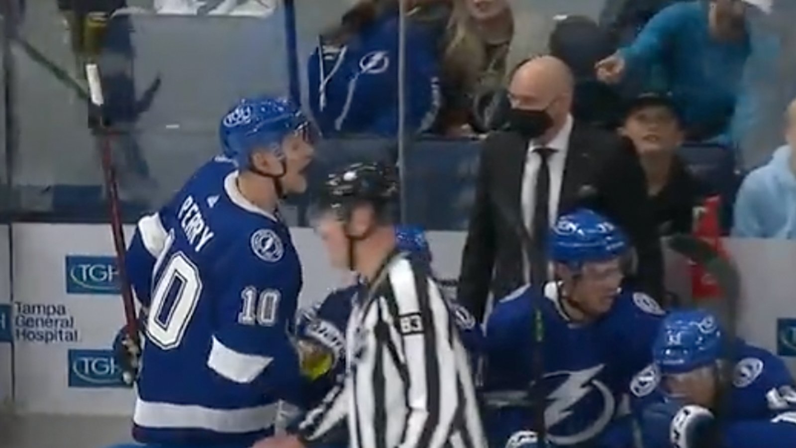 Corey Perry flips out at former teammates, goes off at Habs’ bench!