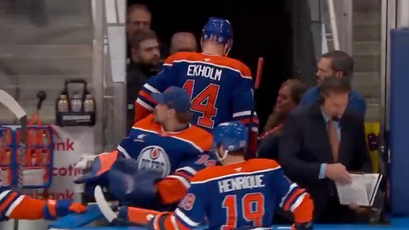 Mattias Ekholm re-injures himself by falling on his own twice in return to Oilers