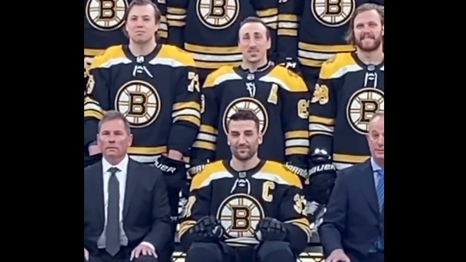 Bruins stars prank each other doing team photo