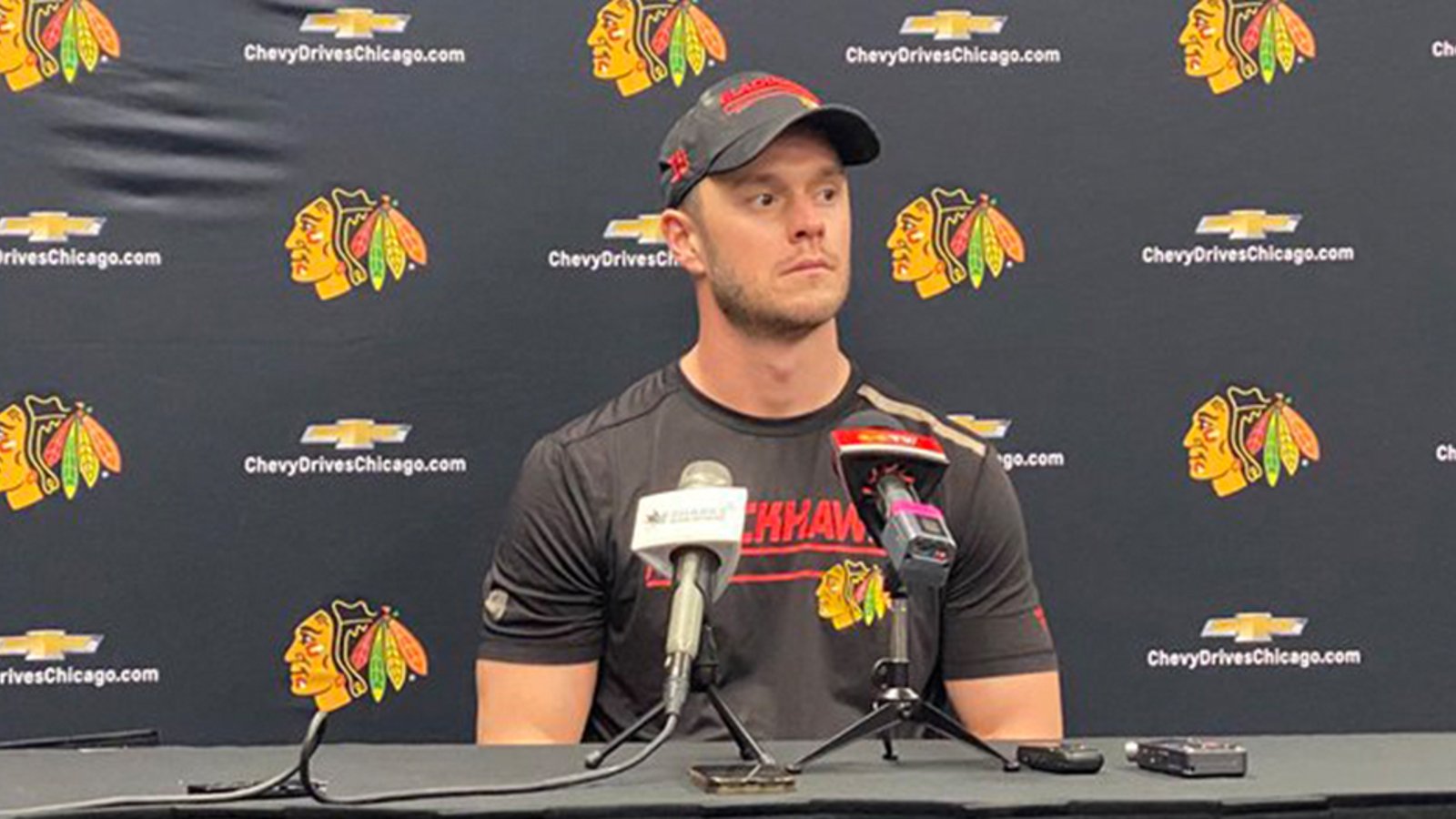 Jonathan Toews calls out GM Kyle Davidson in tense media session