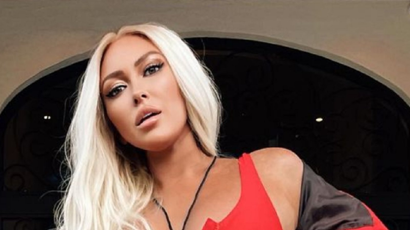 Paulina Gretzky stuns in 'Baywatch' themed Halloween costume.