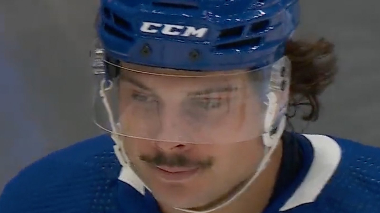 Class-act move by Auston Matthews to rival goalie Juuse Saros during the game!