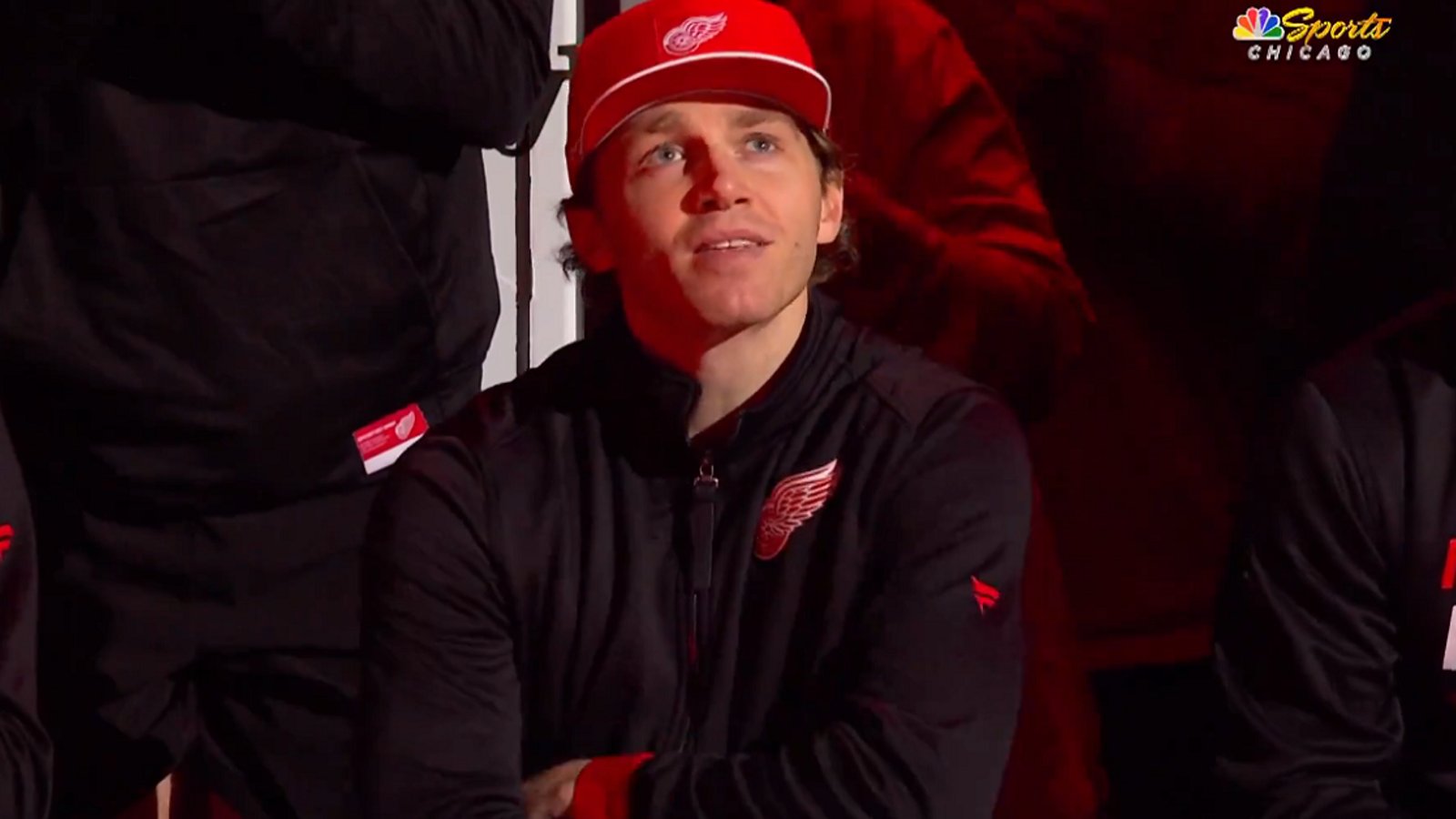 Chris Chelios sends message to Patrick Kane during jersey retirement.