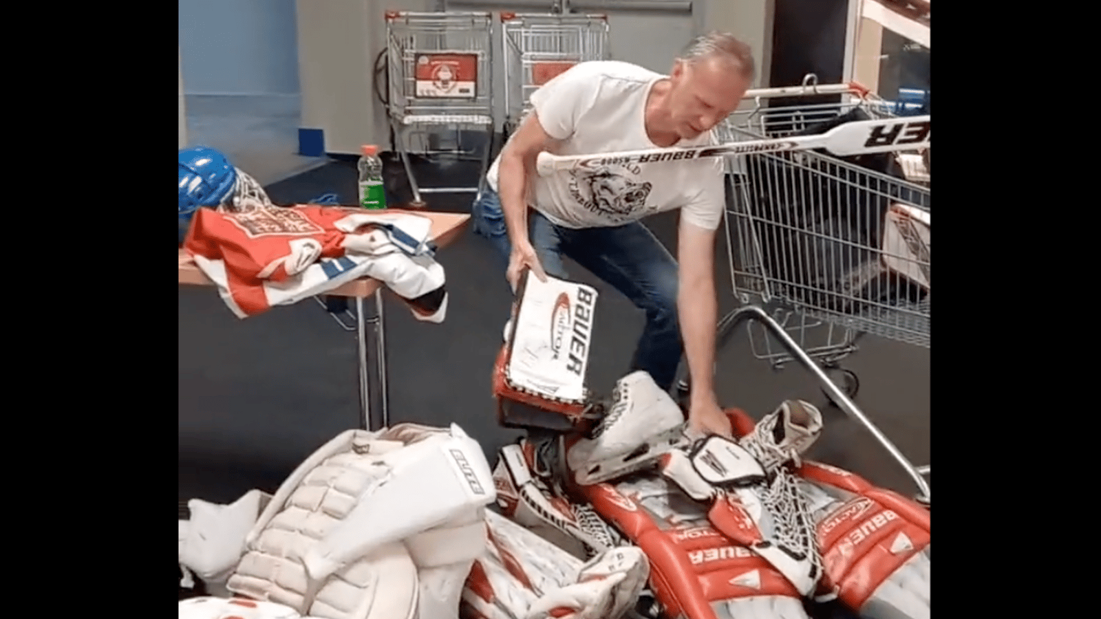 Dominik Hasek forced to come get his equipment out of Czech HHOF