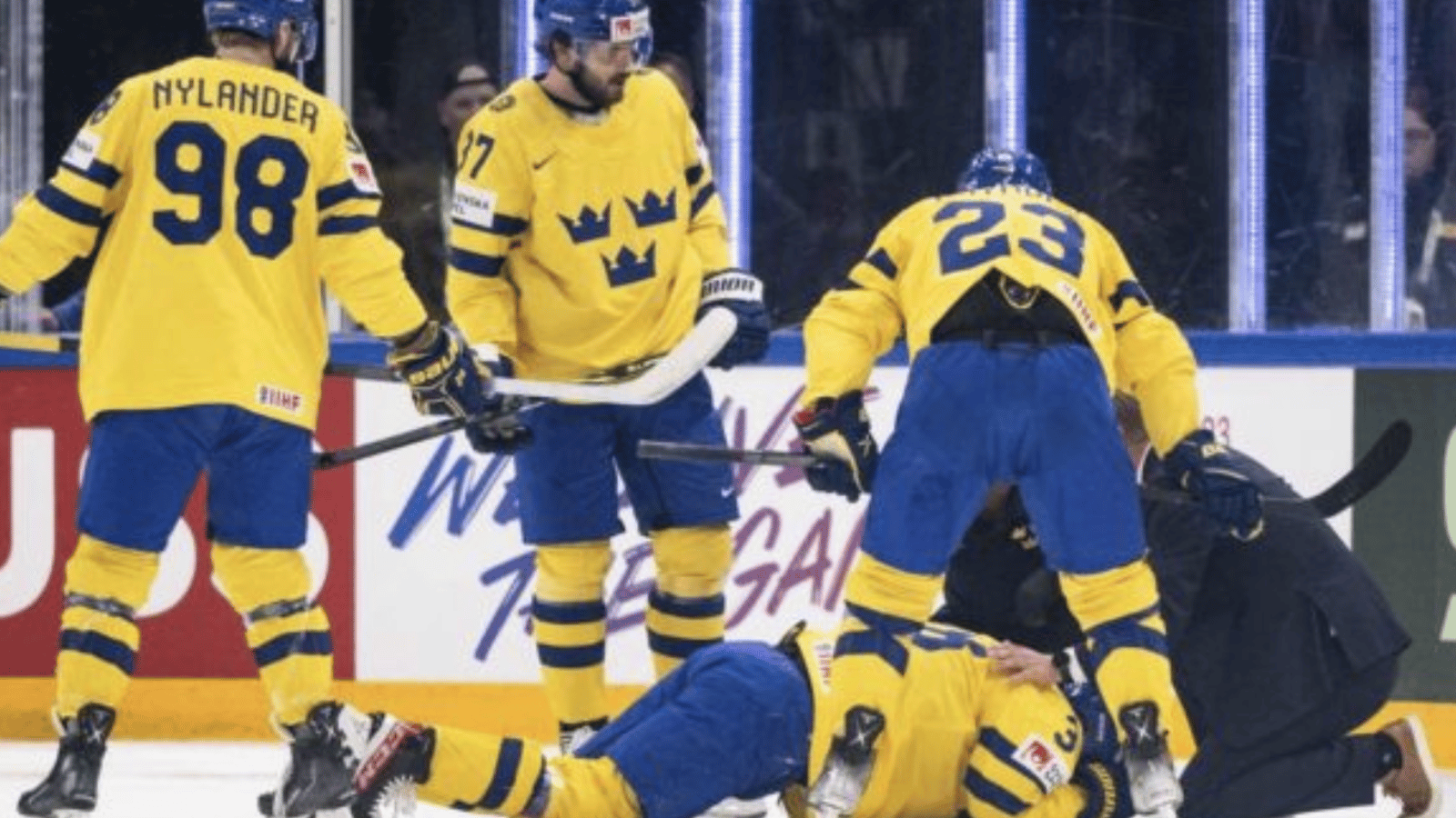 Ex-Leafs D Rasmus Sandin suffers horrible knee injury 