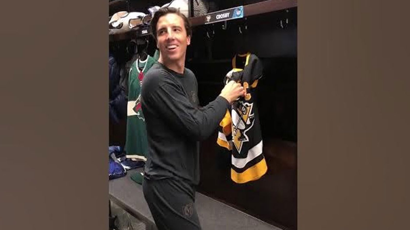 Penguins honor Fleury in the best way possible before his final game in Pittsburgh