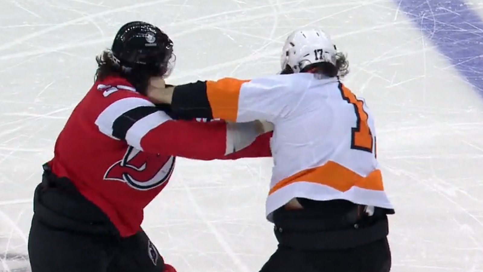 MacEwen &amp; Geertsen drop the gloves for heavyweight showdown at center ice.