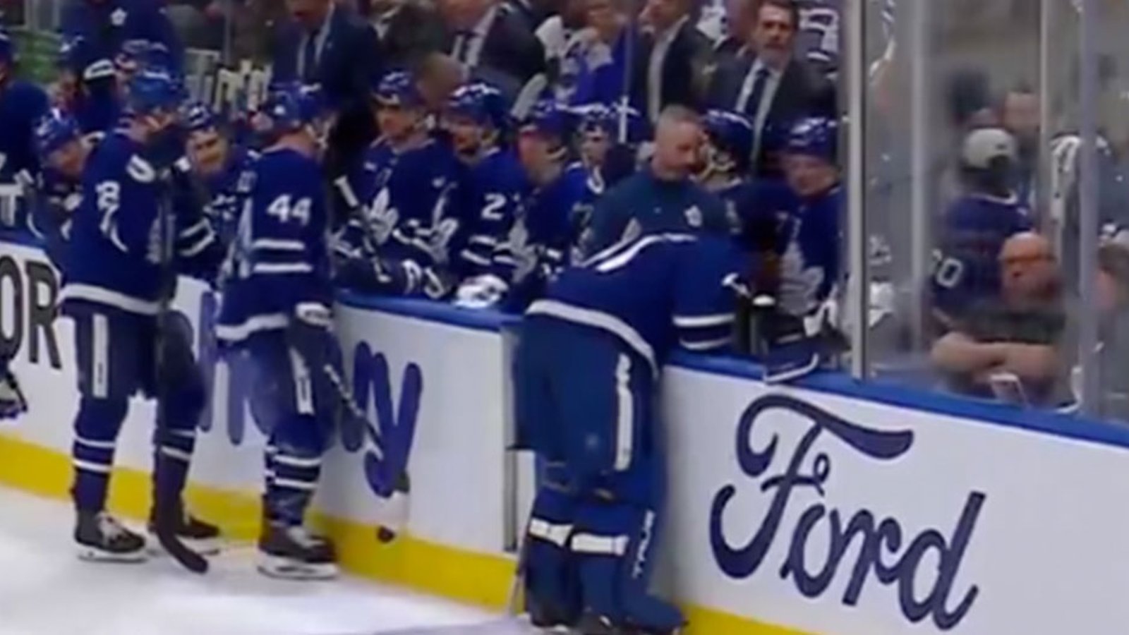 Video shows Anthony Stolarz vomiting on the bench immediately before getting pulled in Game 1