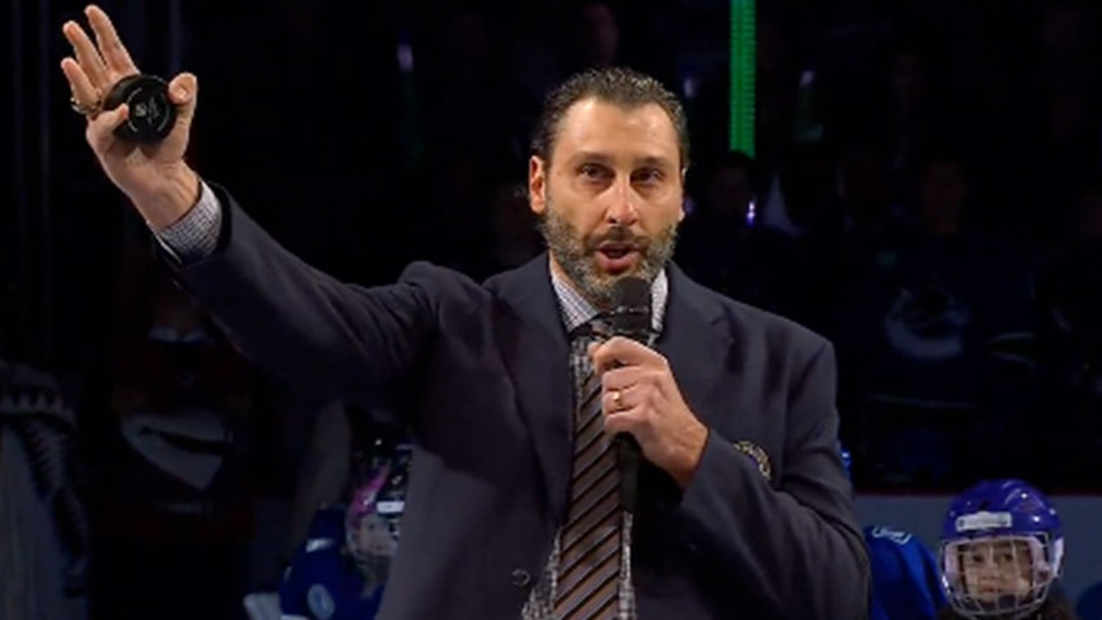 Luongo gives passionate speech, addresses the fact that the Canucks won't retire his #1