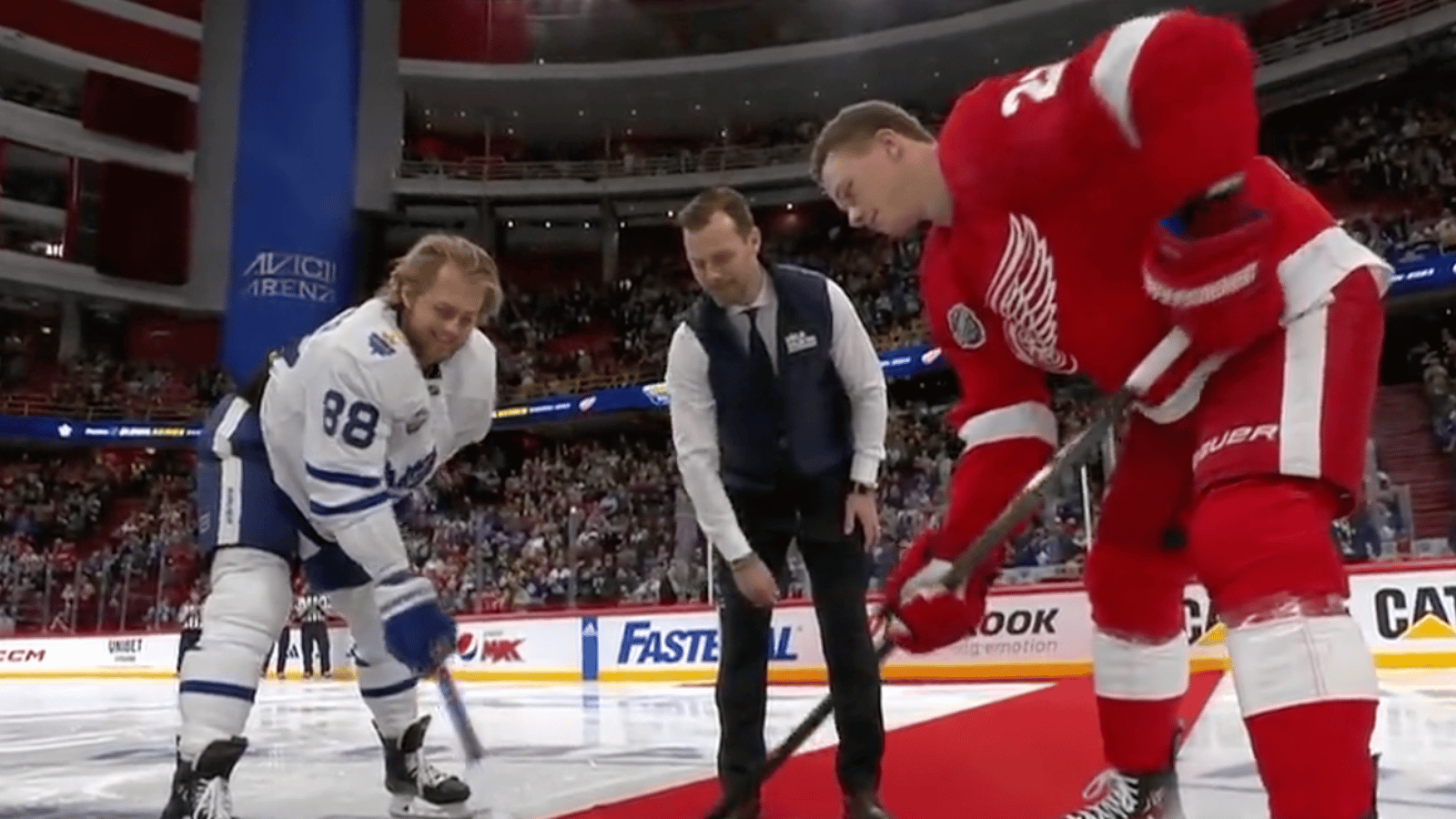 Son of Börje Salming drops the opening puck in Sweden 