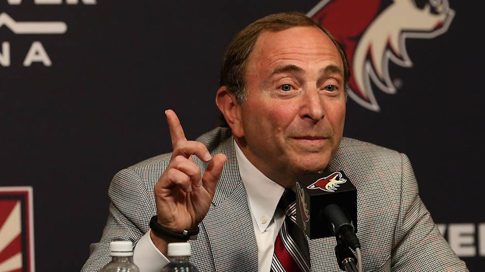 City of Glendale manager fires back at Gary Bettman! 