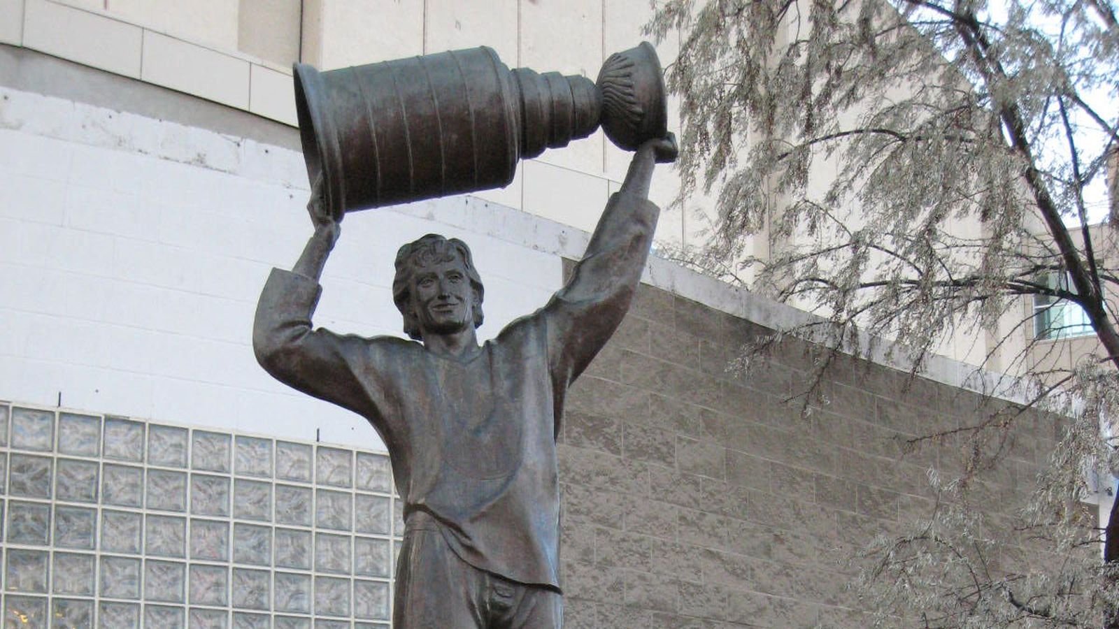 Statue of Oilers legend Wayne Gretzky smeared with poop in Edmonton