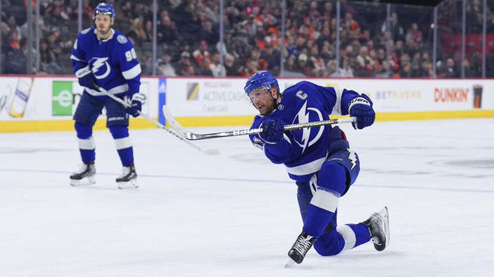 Teammates mob Steven Stamkos after he scores his 1,000th NHL point