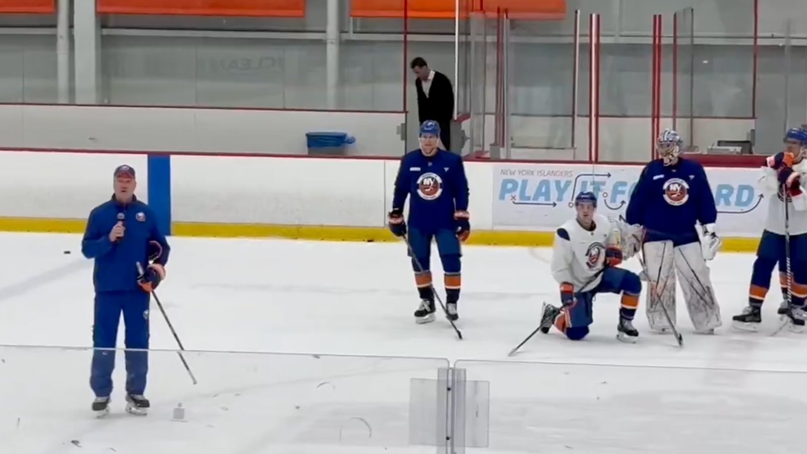 Patrick Roy humiliates his players in front of fans at Islanders’ practice!