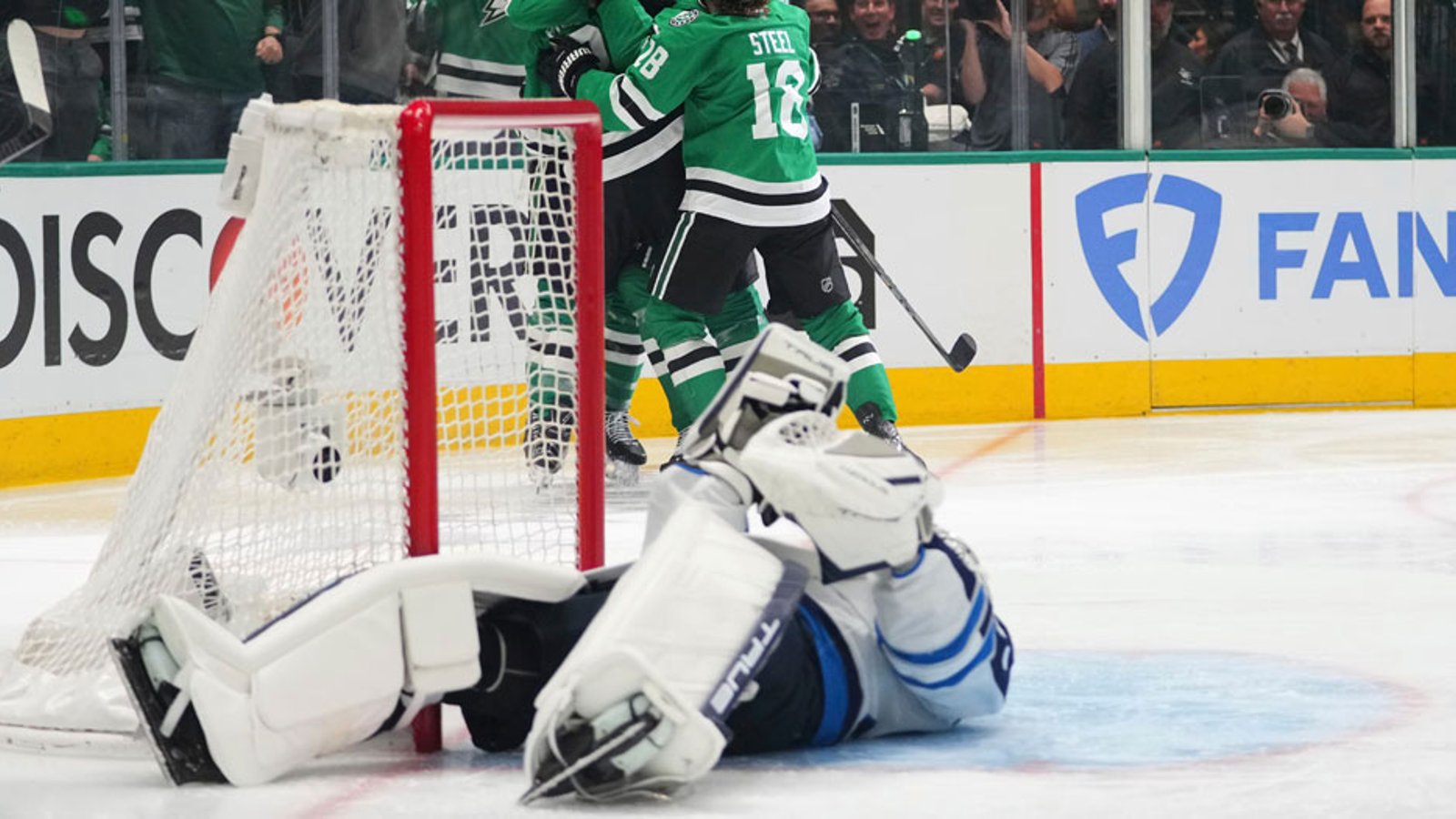 Stars fans serenade Hellebuyck with hilarious chant after goal early in Game 4