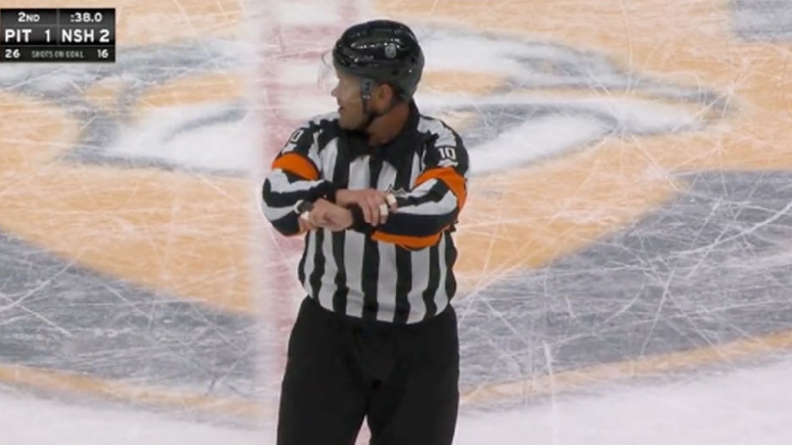 Referee chirps Kris Letang on hot mic and the crowd's reaction is perfect